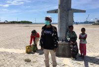 Empat warga Kecamatan Palue yang ditolak warga kampung, sesaat tiba di Pelabuhan Laurens Say Maumere, Senin (30/3) siang