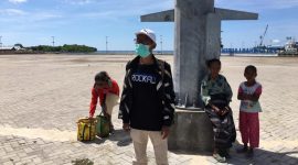 Empat warga Kecamatan Palue yang ditolak warga kampung, sesaat tiba di Pelabuhan Laurens Say Maumere, Senin (30/3) siang