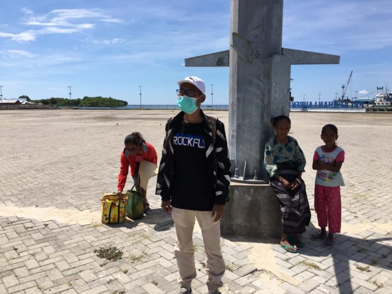 Empat warga Kecamatan Palue yang ditolak warga kampung, sesaat tiba di Pelabuhan Laurens Say Maumere, Senin (30/3) siang