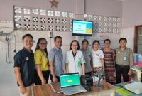 Staf BPJS Kesehatan Maumere pose bersama Dokter Lince Holsen, Kamis (21/2) lalu