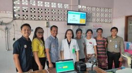 Staf BPJS Kesehatan Maumere pose bersama Dokter Lince Holsen, Kamis (21/2) lalu