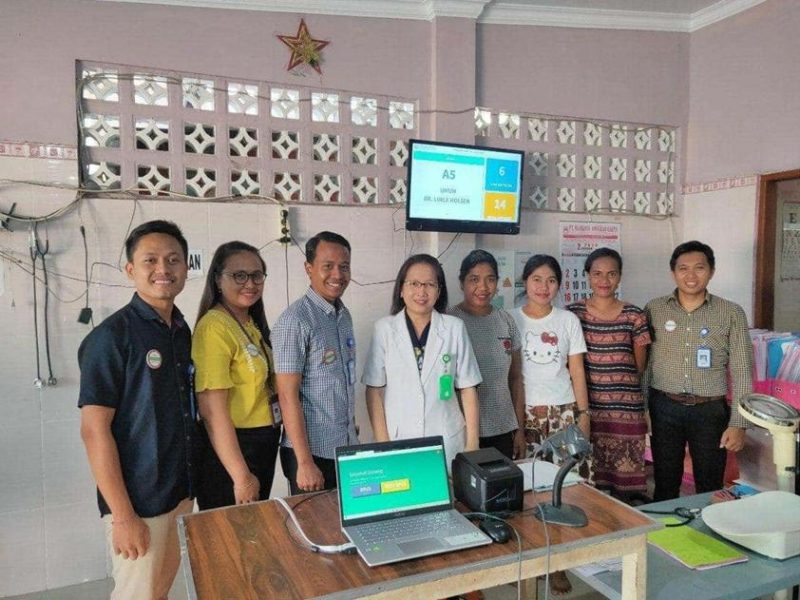 Staf BPJS Kesehatan Maumere pose bersama Dokter Lince Holsen, Kamis (21/2) lalu
