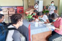 Petugas medis sedang mendata penumpang pesawat yang tiba di Bandara Frans Seda akhir Maret 2020 lalu
