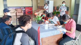 Petugas medis sedang mendata penumpang pesawat yang tiba di Bandara Frans Seda akhir Maret 2020 lalu
