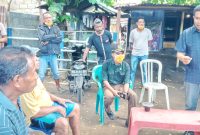 Camat Alok Timur Peter Ambrosius sedang memberikan arahan kepada warga Kelurahan Waioti, Kamis (2/4)