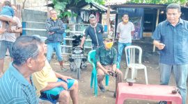 Camat Alok Timur Peter Ambrosius sedang memberikan arahan kepada warga Kelurahan Waioti, Kamis (2/4)