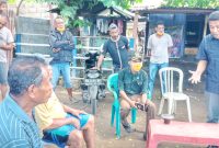 Camat Alok Timur Peter Ambrosius berikan pengarahan kepada warga di sekitar Rumah Singgah ODHA di Kelurahan Waioti, Kamis (2/4)