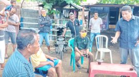 Camat Alok Timur Peter Ambrosius berikan pengarahan kepada warga di sekitar Rumah Singgah ODHA di Kelurahan Waioti, Kamis (2/4)