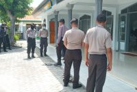 Aparat keamanan dari Polres Sikka sedang berada di Masjid At Taqwa Beru, Jumat (2/4)