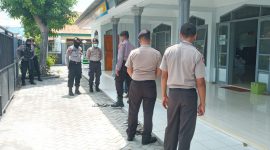 Aparat keamanan dari Polres Sikka sedang berada di Masjid At Taqwa Beru, Jumat (2/4)
