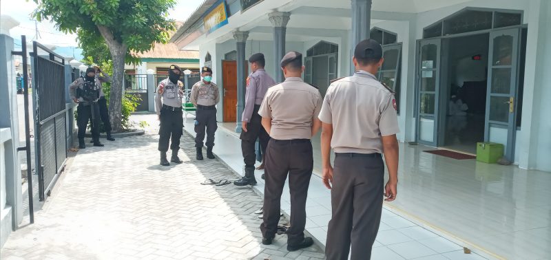 Aparat keamanan dari Polres Sikka sedang berada di Masjid At Taqwa Beru, Jumat (2/4)