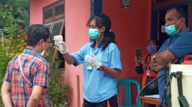 Pemeriksaan suhu tubuh salah satu pelintas jalan di Posko Pengamanan Perbatasan di Desa Hikong, Sabtu (4/4)