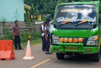 Sebuah kendaraan AKDP rute Maumere-Larantuka diperiksa di posko pengawasan di Desa Hikong beberapa waktu lalu