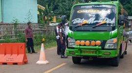 Sebuah kendaraan AKDP rute Maumere-Larantuka diperiksa di posko pengawasan di Desa Hikong beberapa waktu lalu