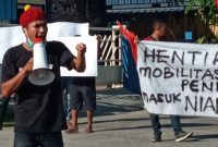 Salah seorang mahasiswa sedang berorasi, Minggu (5/4) di Pelabuhan Laurens Say Maumere, menolak kehadiran KM Lambelu