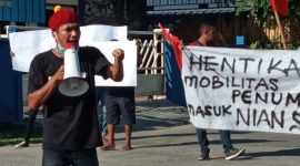 Salah seorang mahasiswa sedang berorasi, Minggu (5/4) di Pelabuhan Laurens Say Maumere, menolak kehadiran KM Lambelu