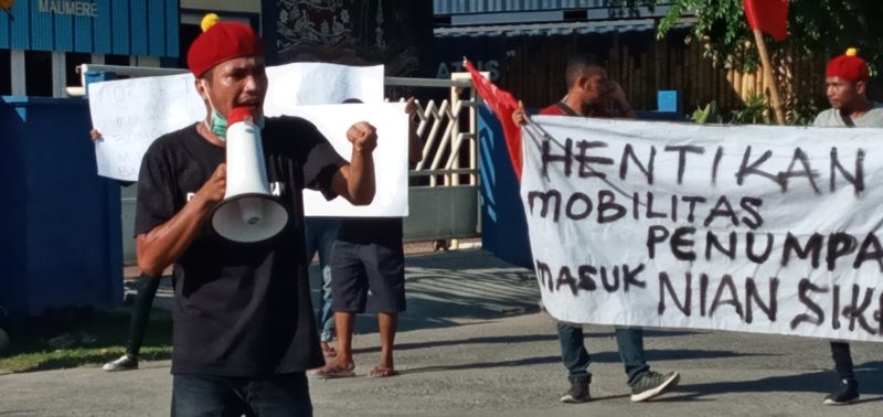 Salah seorang mahasiswa sedang berorasi, Minggu (5/4) di Pelabuhan Laurens Say Maumere, menolak kehadiran KM Lambelu