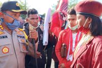 Kapolres Sikka sedang negosiasi dengan Ketua PMKRI Maumere dan GMNI Maumere  Minggu (5/4)