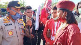 Kapolres Sikka sedang negosiasi dengan Ketua PMKRI Maumere dan GMNI Maumere  Minggu (5/4)