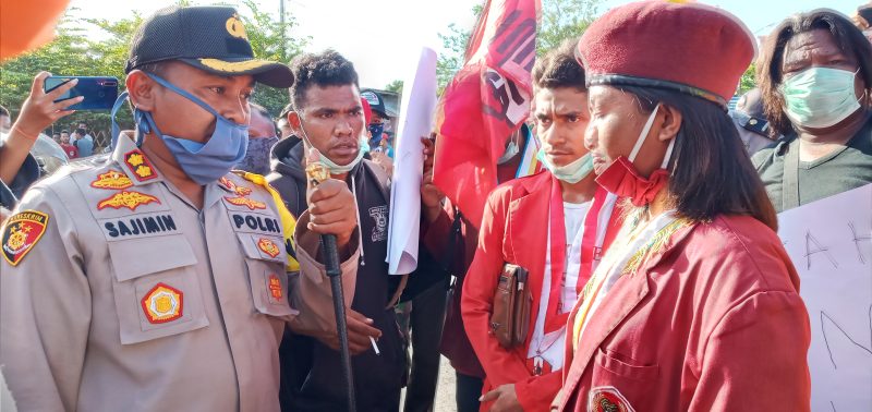 Kapolres Sikka sedang negosiasi dengan Ketua PMKRI Maumere dan GMNI Maumere  Minggu (5/4)