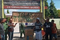 Warga Perumnas Maumere memalang pintu masuk SDI Wairklau, Senin (6/4)