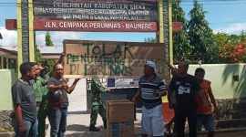 Warga Perumnas Maumere memalang pintu masuk SDI Wairklau, Senin (6/4)