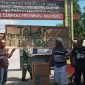 Warga Perumnas Maumere memalang pintu masuk SDI Wairklau, Senin (6/4)