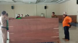 Gedung SCC disekat menjadi kamar-kamar untuk karantina penumpang kapal KM Lambelu