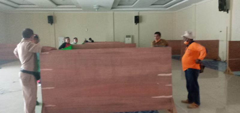 Gedung SCC disekat menjadi kamar-kamar untuk karantina penumpang kapal KM Lambelu