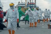 Sterilisasi petugas kesehatan yang baru kembali dari KM Lambelu, Selasa (7/4)