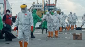 Sterilisasi petugas kesehatan yang baru kembali dari KM Lambelu, Selasa (7/4)