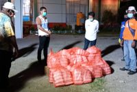 GM Pelindo Maumere Ari Filardi bersama Kepala Dinsos Sikka di Gedung SCC, Rabu (8/4) malam