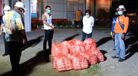 GM Pelindo Maumere Ari Filardi bersama Kepala Dinsos Sikka di Gedung SCC, Rabu (8/4) malam