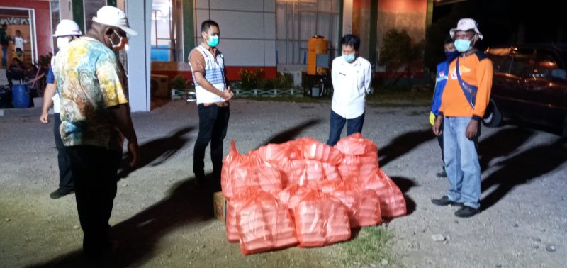 GM Pelindo Maumere Ari Filardi bersama Kepala Dinsos Sikka di Gedung SCC, Rabu (8/4) malam