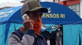 Robertus Andistan, warga Manggarai Timur, sedang berada di lokasi karantina di Gedung SCC Maumere, Minggu (12/4)