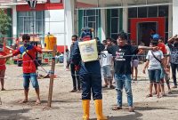 Suasana penyemprotan antispetik kepada warga karantina di Gedung SCC, Senin (13/4)