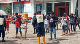 Suasana penyemprotan antispetik kepada warga karantina di Gedung SCC, Senin (13/4)