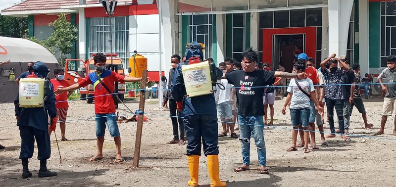 Suasana penyemprotan antispetik kepada warga karantina di Gedung SCC, Senin (13/4)