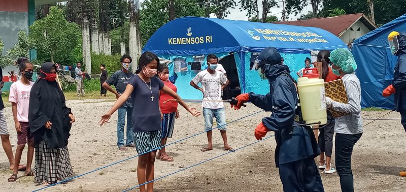Suasana penyemprotan antiseptik kepada warga yang sedang menjalani karantina di Gedung SCC, Senin (13/4) pagi