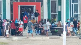 Warga yang menjalani karantina di Gedung SCC, Senin (13/4) sedang santai di depan Gedung SCC