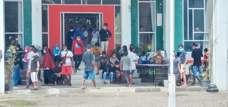 Warga yang menjalani karantina di Gedung SCC, Senin (13/4) sedang santai di depan Gedung SCC