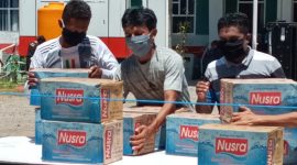 Bantuan air mineral dari Perkumlulan Pelajar Pemana, Senin(13/4)