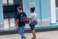 Pasutri asal Nebe tiba di ruang isolasi RSUD TC Hillers Maumere, Senin (13/4)
