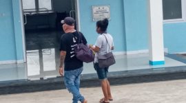 Pasutri asal Nebe tiba di ruang isolasi RSUD TC Hillers Maumere, Senin (13/4)
