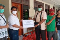 Ketua Kadin Sikka Harry Japira menuerahkan bantuan sembako di Paroki Katedral Maumere, Rabu (15/4)