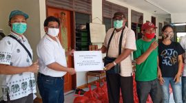 Ketua Kadin Sikka Harry Japira menuerahkan bantuan sembako di Paroki Katedral Maumere, Rabu (15/4)