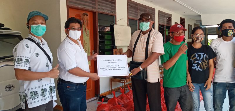 Ketua Kadin Sikka Harry Japira menuerahkan bantuan sembako di Paroki Katedral Maumere, Rabu (15/4)