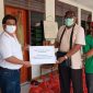 Ketua Kadin Sikka Harry Japira menuerahkan bantuan sembako di Paroki Katedral Maumere, Rabu (15/4)