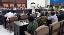 Suasana rapat kerja DPRD Sikka dan Pemkab Sikka terkait penanganan virus corona, Rabu (15/4)
