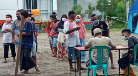 Pendataan ulang warga yang menjalani karantina di Gedung SCC, Kamis (16/4)